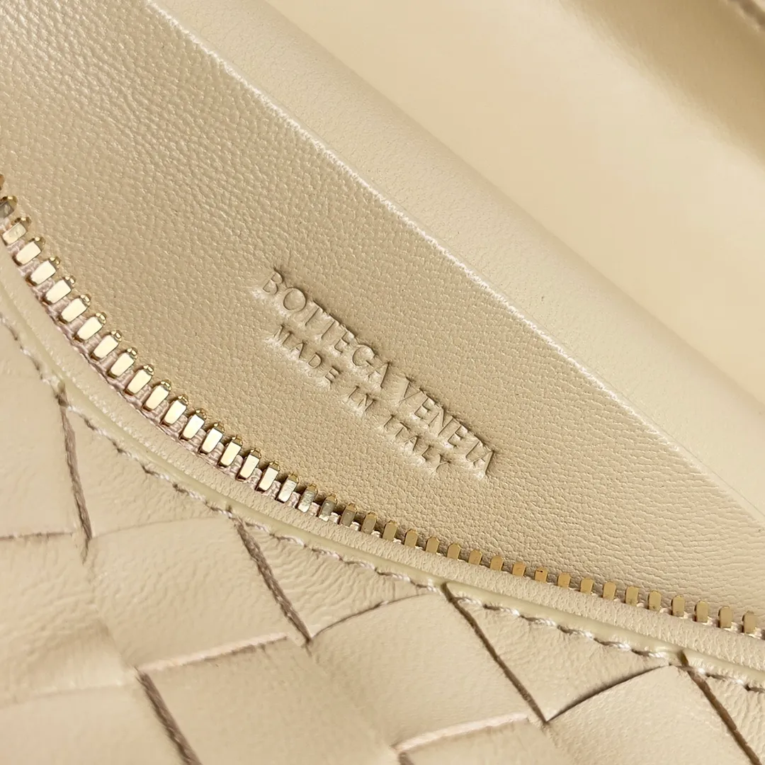 Batch 1360 Bottega Veneta 24 spring and summer woven zipper crossbody bag. A crossbody bag that can be used as a cosmetic bag. The exquisite weaving and compact body are an indispensable accessory for the upcoming summer. The double zipper also better protects the bag. It has a large capacity. If you like it, don’t miss it. Style number: 789109 Size: 22*12.5*5cm